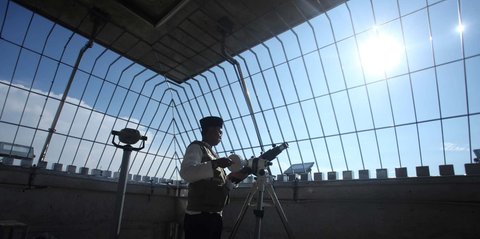 FOTO: Awal Puasa Ramadan Jatuh pada 1 Maret, Ini Momen Tim Hisab Kemenag Teropong Hilal dari Puncak Monas