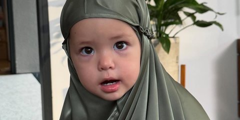 Potret Lucu dan Gemas Kamari Pakai Mukena, Netizen Auto Panggil Bu Hajah