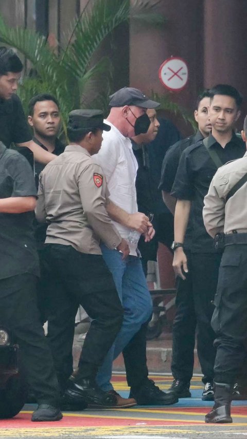 FOTO: Ekspresi Terpidana Mati Kasus Narkotika Asal Prancis Serge Atlaoui Saat Dipulangkan Pemerintah RI, Pakai Masker dan Topi Hitam