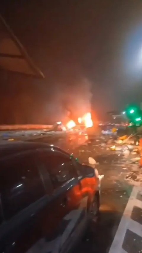 Detik-Detik Kecelakaan di Gerbang Tol Ciawi, Truk Meluncur dari Arah Bogor ke Jakarta Tabrak Mobil hingga Terbakar