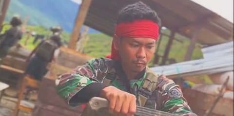 Momen Prajurit TNI Menari Pakai Mandau Dayak dan Senjata Laras Panjang Jadi Sorotan