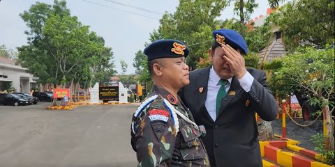 Sukses Jadi Anggota Dewan, Regen Abdul Aris Rangkul Komandan Brimob Sambil Menangis Sesenggukan