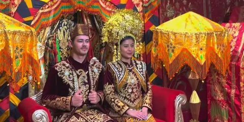 8 Potret Awkarin dan Sang Pacar Abyakta Keliling Padang, Foto Pakai Baju Adat Bak Prewed