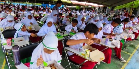 Cegah Kekurangan Gizi Sesuai Asta Cita Prabowo, BUMN Askrindo Beri Makan Bergizi Daerah Pesisir