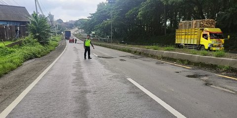 Jalan Berlubang di Jalur Pantura Batang Makan Korban, Pemotor Jatuh lalu Terlindas Truk hingga Patah Tulang