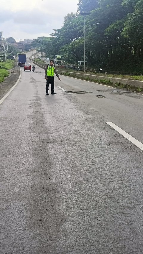 Jalan Berlubang di Jalur Pantura Batang Makan Korban, Pemotor Jatuh lalu Terlindas Truk hingga Patah Tulang