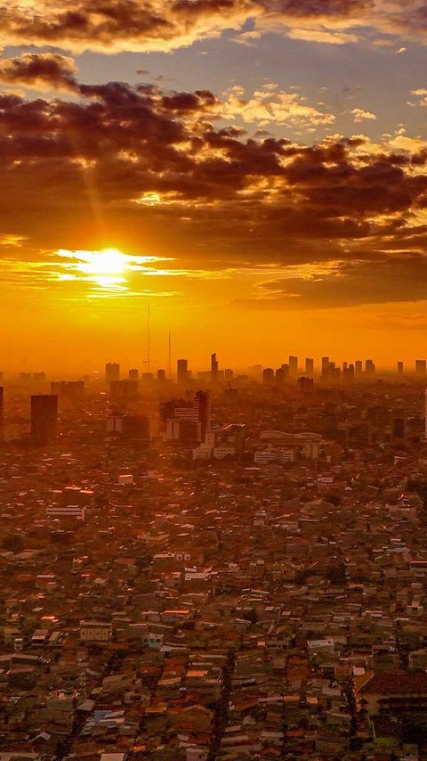 FOTO:  Keindahan Kota Jakarta yang Padat Penduduk di Kala Senja