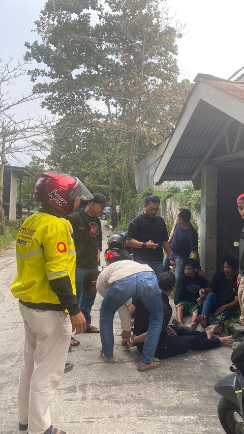 Bak Film Action, Aksi Pria Berjaket Ojol Kejar Pengedar Narkoba Lompat dari Lantai 2 Rumah Pelaku