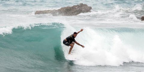 Cantiknya Pantai Dampar di Lumajang, Hidden Gem Bagi Para Peselancar