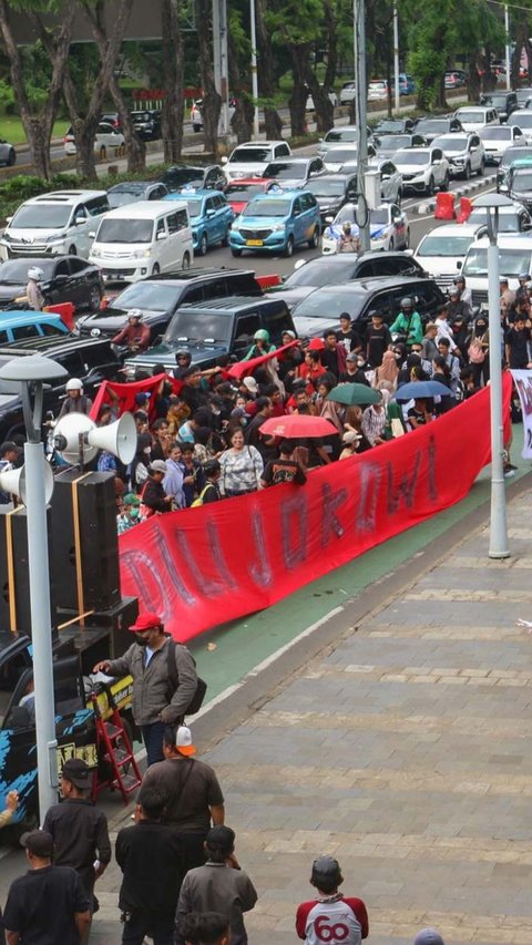 FOTO: Bawa Spanduk 'Adili Jokowi', Ratusan Pengunjuk Rasa Geruduk Polda Metro Jaya