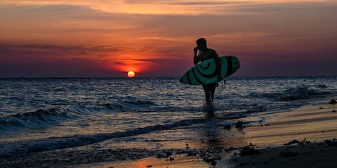 FOTO: Jarang Tersorot, Begini Keindahan Pantai Lhoknga Aceh Jadi Surganya Peselancar di Ujung Barat Indonesia