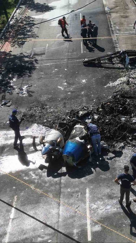 FOTO: Pesawat Kecil Jatuh dan Tabrak Bus di Brasil