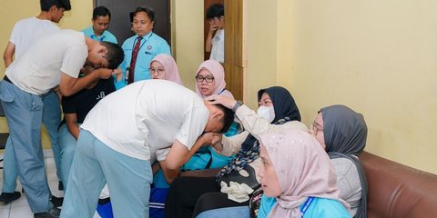 Kisah Haru Orangtua, Menangis Memeluk Anak yang Tertangkap Polisi Karena Tawuran
