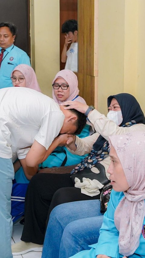 Kisah Haru Orangtua, Menangis Memeluk Anak yang Tertangkap Polisi Karena Tawuran