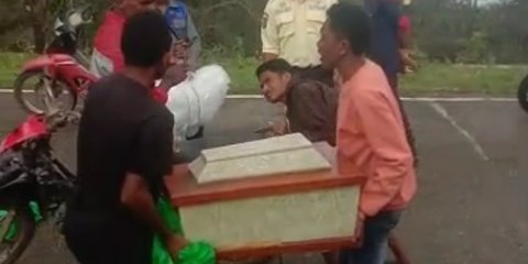Miris, Jasad Bayi di Kupang Diangkut Pakai Motor Karena Orang Tua Tak Punya Uang Sewa Ambulans