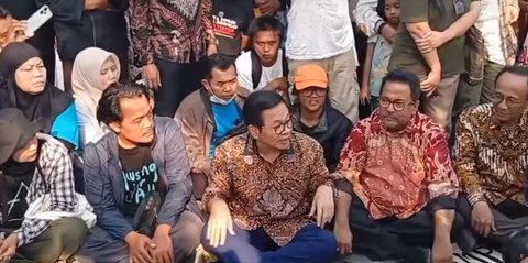 VIDEO: Pramono-Rano Lesehan Duduk di Jalan, Temui Demo Warga Kampung Bayam Bahas Soal Rusun