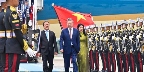 VIDEO: Detik-Detik Sekjen Partai Komunis Vietnam Tiba di Indonesia Disambut Pramono & Trenggono