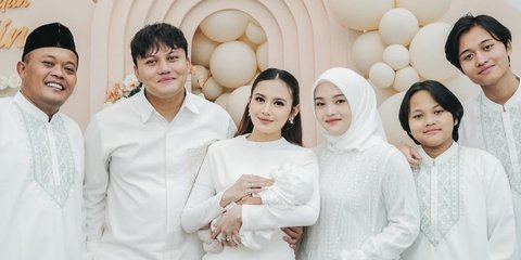 4 Potret Cantik Anggun Putri Delina Pakai Outfit Serba Putih di Momen Akikah Baby Selina Anak Mahalini dan Rizky Febian