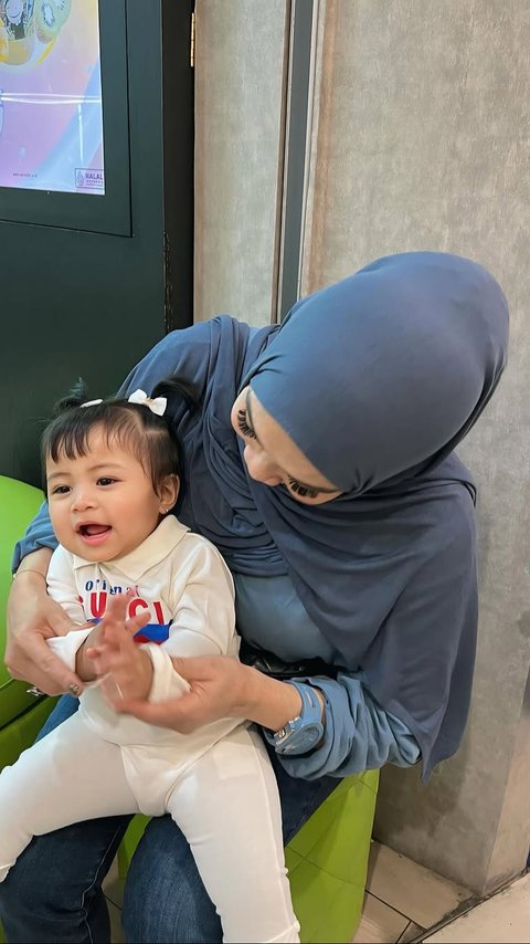 Penyayang Cucu, 4 Potret Rieta Amilia Saat Momong hingga Suapi Baby Lily yang Sangat Menggemaskan