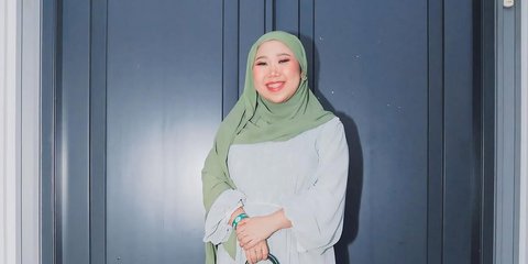 5 Potret Cantik Berhijab Kiky Saputri Ikut Kajian Ustaz Hilman Fauzi, Padahal Baru Melahirkan Anak Pertama Sebelum Ramadan