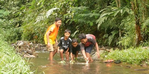 Serunya Ngabuburit Anak-Anak di Lumajang, Cuma Bermodal Pelepah Pisang