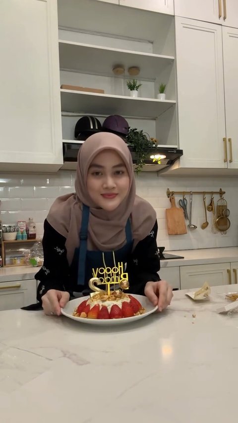 5 Potret Henny Rahman Bikin Kue Ultah untuk Sang Putra, Kado Teristimewa