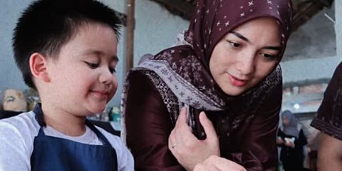 Potret Gemas Athar Anak Citra Kirana Belajar Kerajinan Tanah Liat, Niat Bikin Mangkok Malah Jadi Kura-Kura