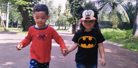 Potret Lawas Rafathar & Gempi Pegangan Tangan, Dua Anak Artis Favorit Ramai Dijodohkan - Kini Sudah Jarang Bertemu