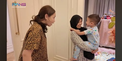 Nagita Slavina Ngotot Minta Didoakan Sus Rini yang Baru Pulang Umrah, Celetukan Pengasuh Rayyanza Bikin Melongo