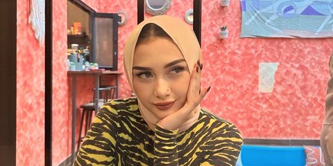 Potret Menawan Beby Istri Onadio Leonardo Pakai Hijab dengan Baju Motif Loreng, Kecantikannya Disebut Mirip Wanita Arab