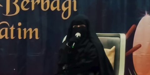 7 Potret Ibu-Anak Artis Hadiri Acara Buka Puasa Bareng Anak Yatim: Umi Pipik Kasih Tausiah, Abidzar Al-Ghifari Nyanyikan Lagu Mendiang Uje
