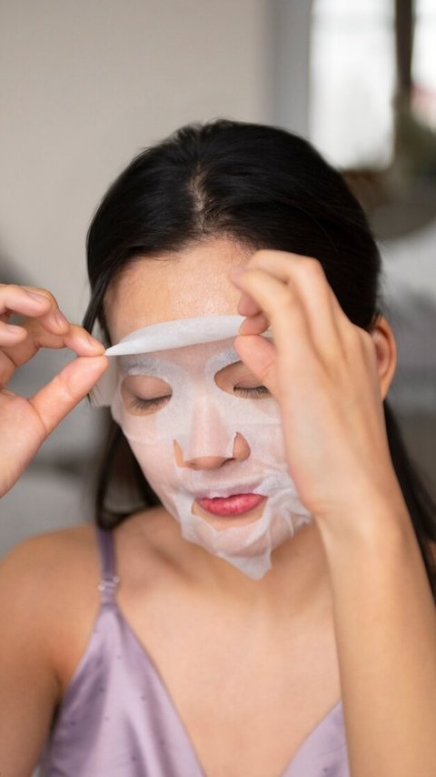 Rahasia Kulit Glowing, Ini Cara Pakai Sheet Mask yang Benar Tanpa Harus Menunggu Kering!