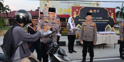 Polisi Hentikan Pengendara yang Melintas di Depan Polres Kampar, Ternyata Ini yang Dilakukan
