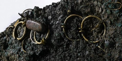 Pendetektor Metal Temukan Harta Karun Bangsa Celtic, Berisi 70.000 Keping Koin Perak dan Perhiasan Emas