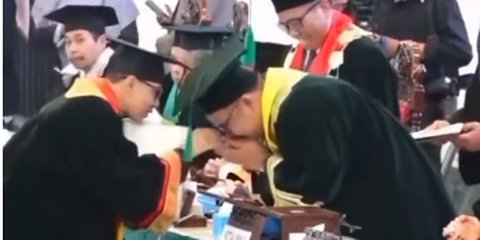 Bukan Mahasiswa Biasa, Pria ini Diwisuda Rektor dan Dekan Sampai Cium Tangannya