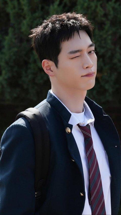 Perankan Jeong Hae Seong di Drakor Hits UNDERCOVER HIGH SCHOOL, Intip 5 Potret Tampan Seo Kang Joon
