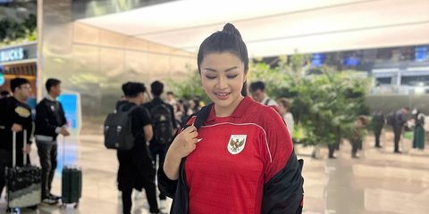Terniat, 5 Potret Fitri Carlina Terbang ke Sydney Demi Dukung Timnas Indonesia Lawan Australia