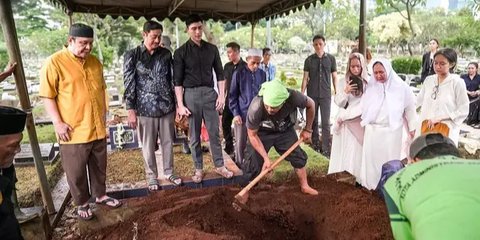 6 Potret Verrell Bramasta Bawa Keranda Mendiang Nenek ke Peristirahatan Terakhir, Tampak Tegar Menahan Air Mata Kesedihan
