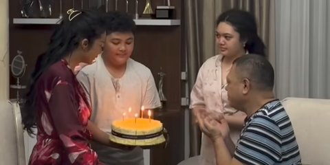 Potret Kris Dayanti & Raul Lemos Dapat Kejutan Wedding Anniversary dari Anak-anak, Sederhana tapi Penuh Bahagia