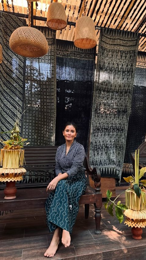Bergaya Kasual dan Modern, Intip Potret Elegan Titi Radjo Padmaja Kenakan Batik dengan Berbagai Model