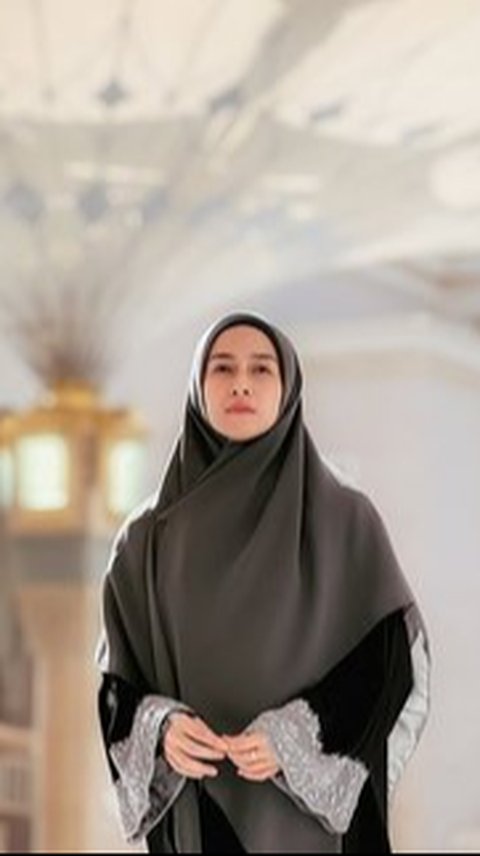 OOTD Nina Zatulini di Tanah Suci, Simpel dan Menginspirasi dengan Sentuhan Anggun