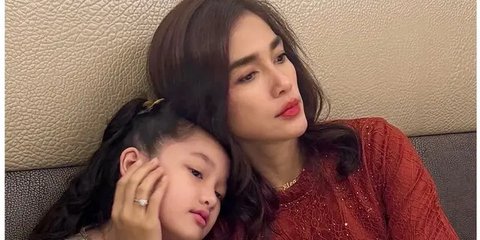 6 Potret Ussy Sulistiawaty dan Sheva Habiskan Waktu Bersama, Aura Kecantikan Anak Andhika Pratama Ini Kian Terpancar di Usia 8 Tahun