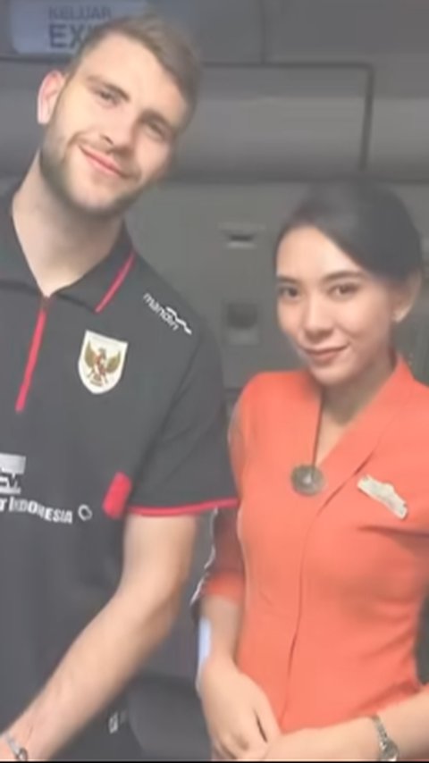 Potret Pramugari Foto Sama Para Pemain Timnas Bikin Iri Sampai Ada Pose Dirangkul, Disebut Menang Banyak