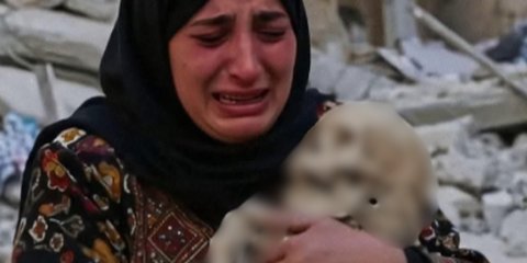 Potret Pilu Ibu Palestina Peluk Tengkorak Anaknya Usai Ditemukan di Bawah Reruntuhan Rumahnya, Kondisinya Sudah Tulang Belulang