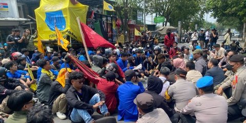 Ibu ini Bikin Surat Terbuka buat TNI dan Polri Usai Anaknya Ikut Demo 'Anak Saya Tidak Nakal'