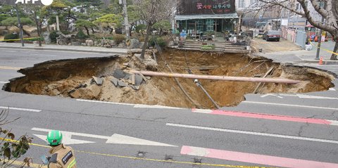 Video Detik-Detik Lubang Raksasa Tiba-Tiba Muncul di Jalanan Seoul, Satu Pengendara Tewas