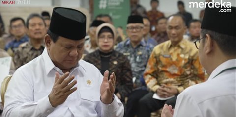 Prabowo Bayar Zakat, Menag Nasaruddin Umar Terlihat Tak Henti-henti Pegang Tasbih Sambil Zikir