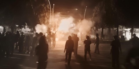 Demo Tolak Revisi UU TNI di Kota Kediri Ricuh: Kembang Api & Molotov Dilemparkan, 21 Orang Diamankan