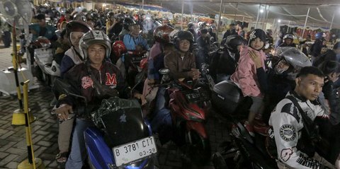 FOTO: Perjuangan Pemudik Motor Mengantre Panjang di Pelabuhan Ciwandan Demi Pulang ke Kampung Halaman