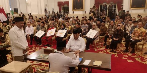 VIDEO: Momen Serius Kapolri & Letkol Teddy Bicara Empat Mata dekat Prabowo Usai Bayar Zakat di Istana